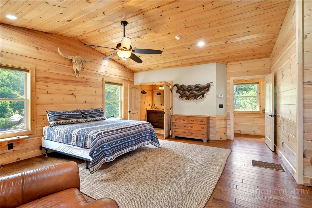 Image number 17 for the current listing