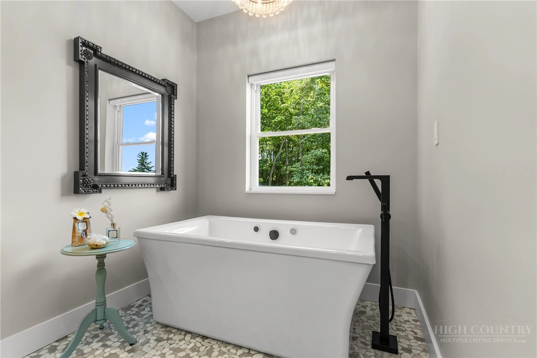 Image number 18 for the current listing