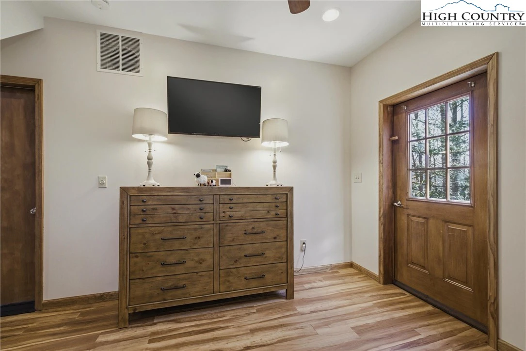 Image number 6 for the current listing