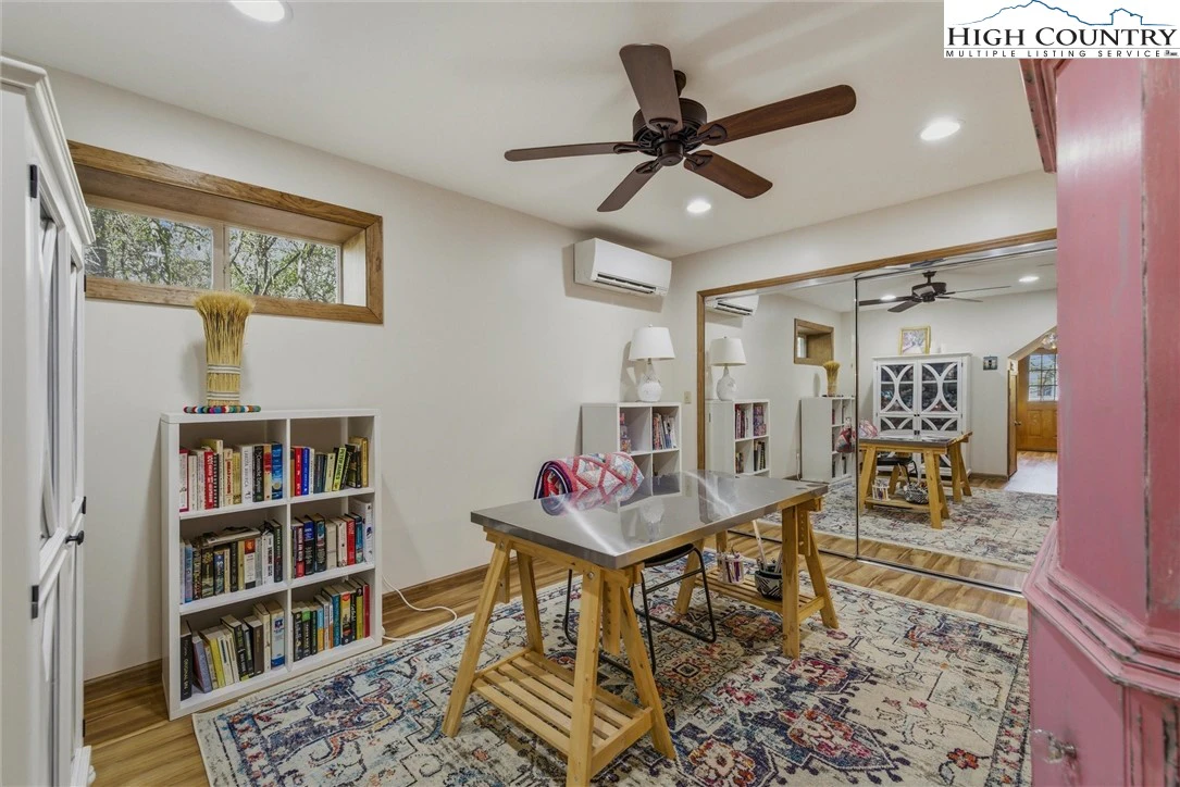 Image number 8 for the current listing