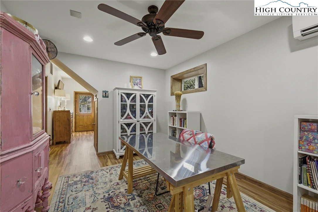 Image number 9 for the current listing