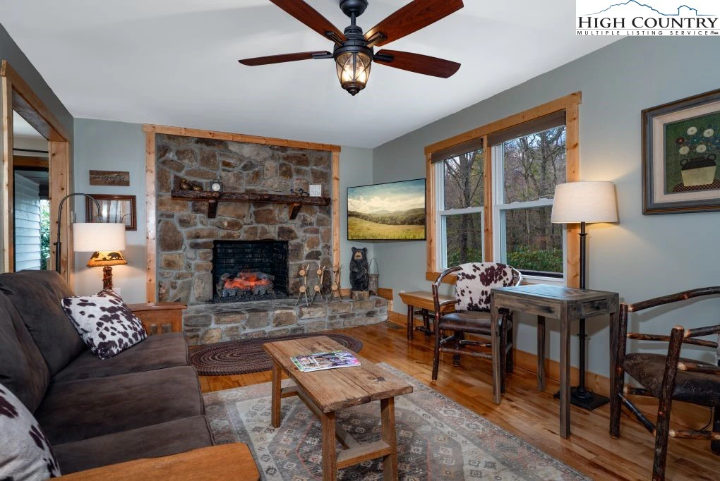 Image number 13 for the current listing