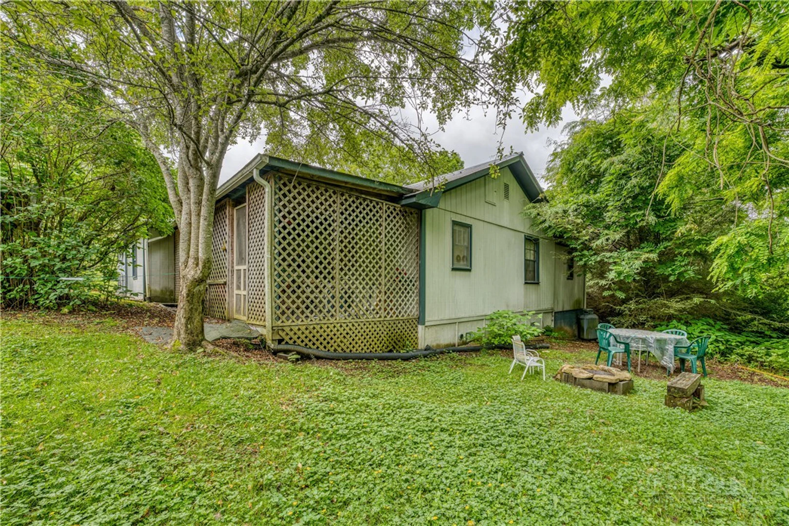 Image number 28 for the current listing