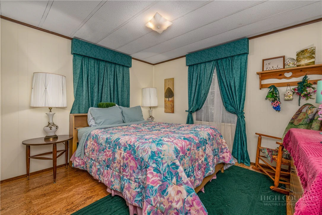 Image number 17 for the current listing