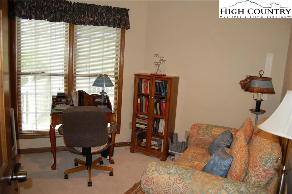 Image number 4 for the current listing