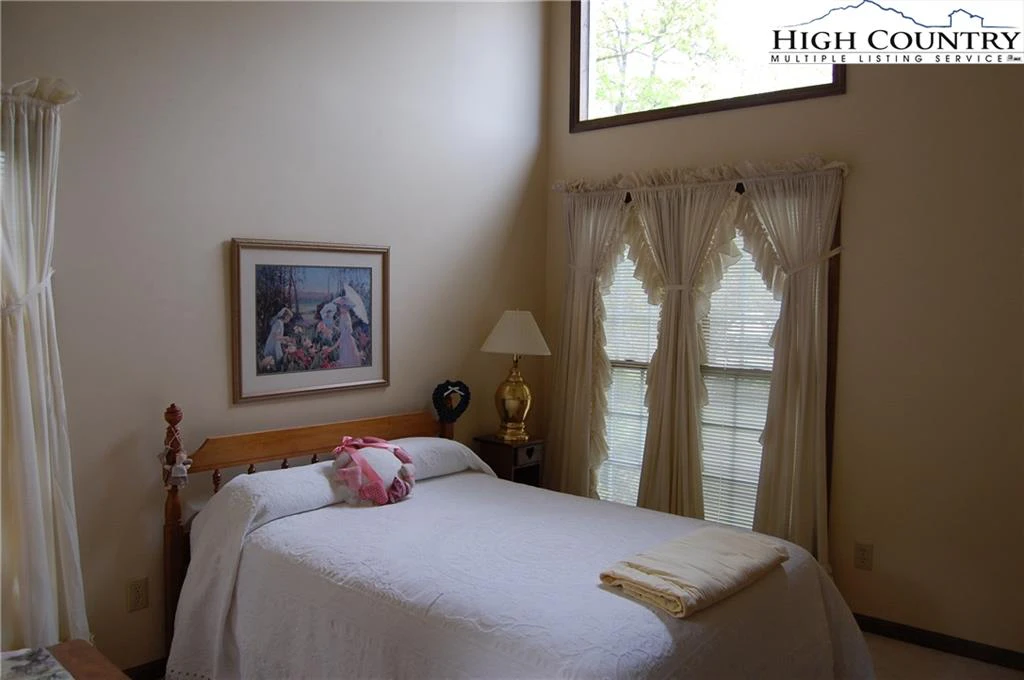 Image number 5 for the current listing
