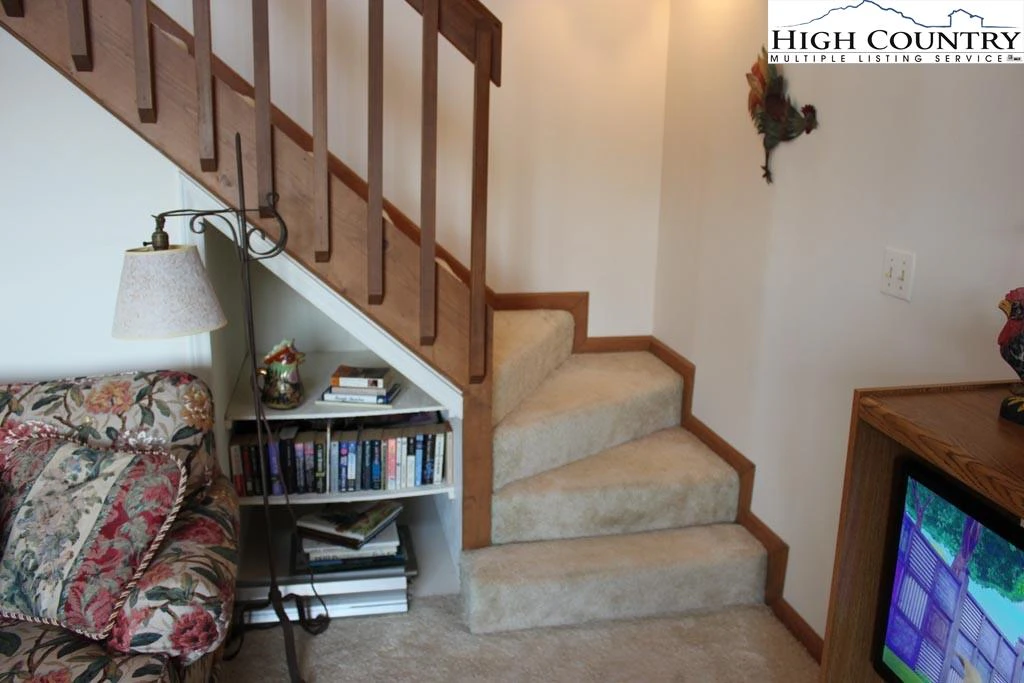 Image number 15 for the current listing