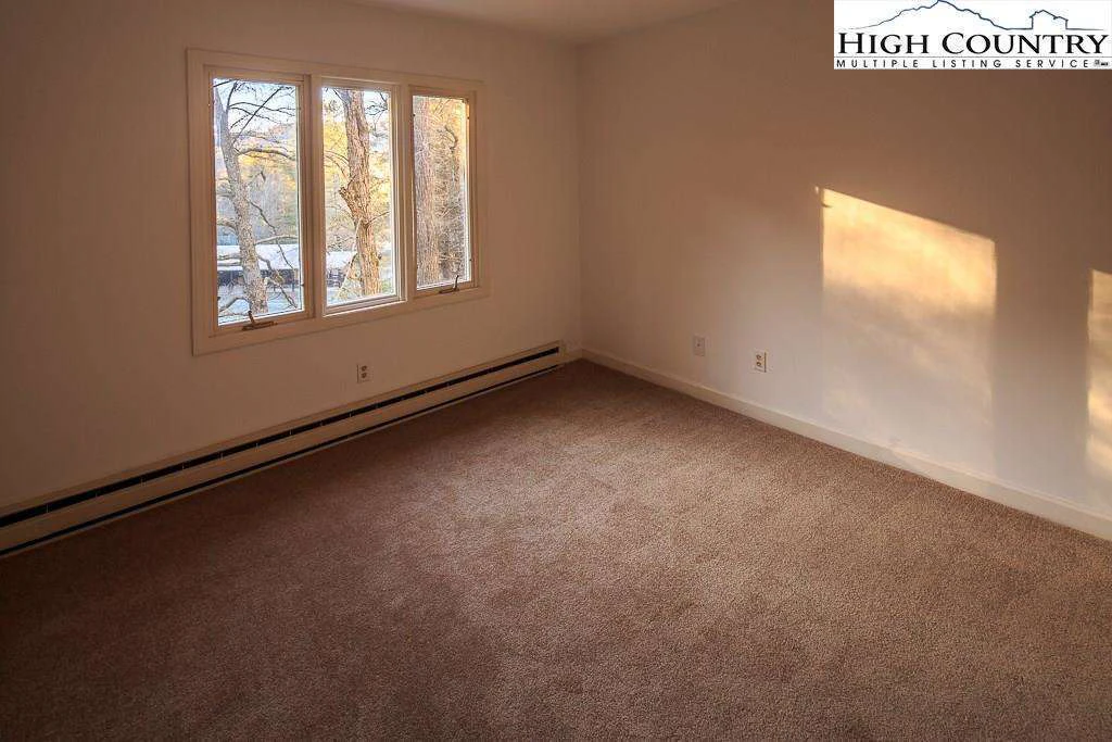 Image number 3 for the current listing
