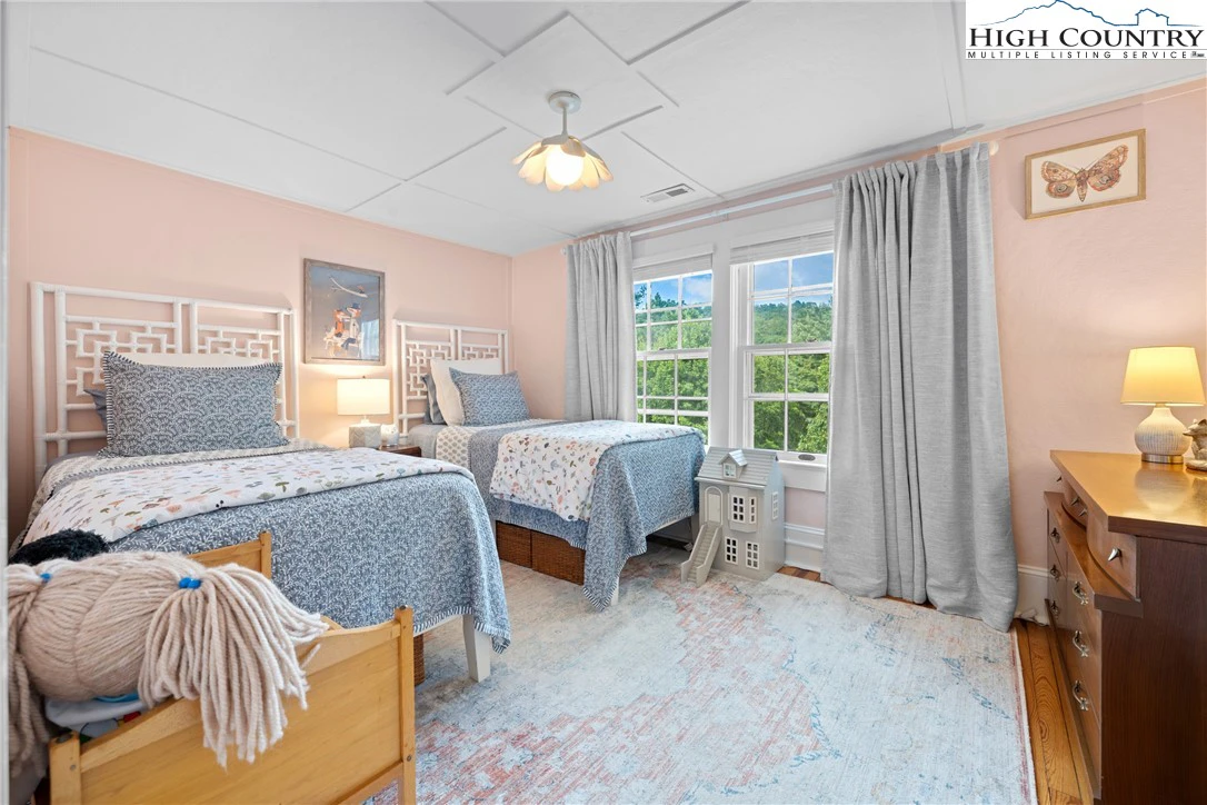 Image number 4 for the current listing