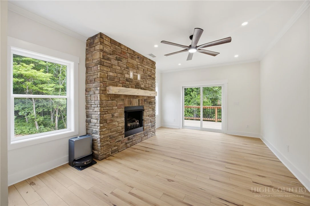 Image number 13 for the current listing