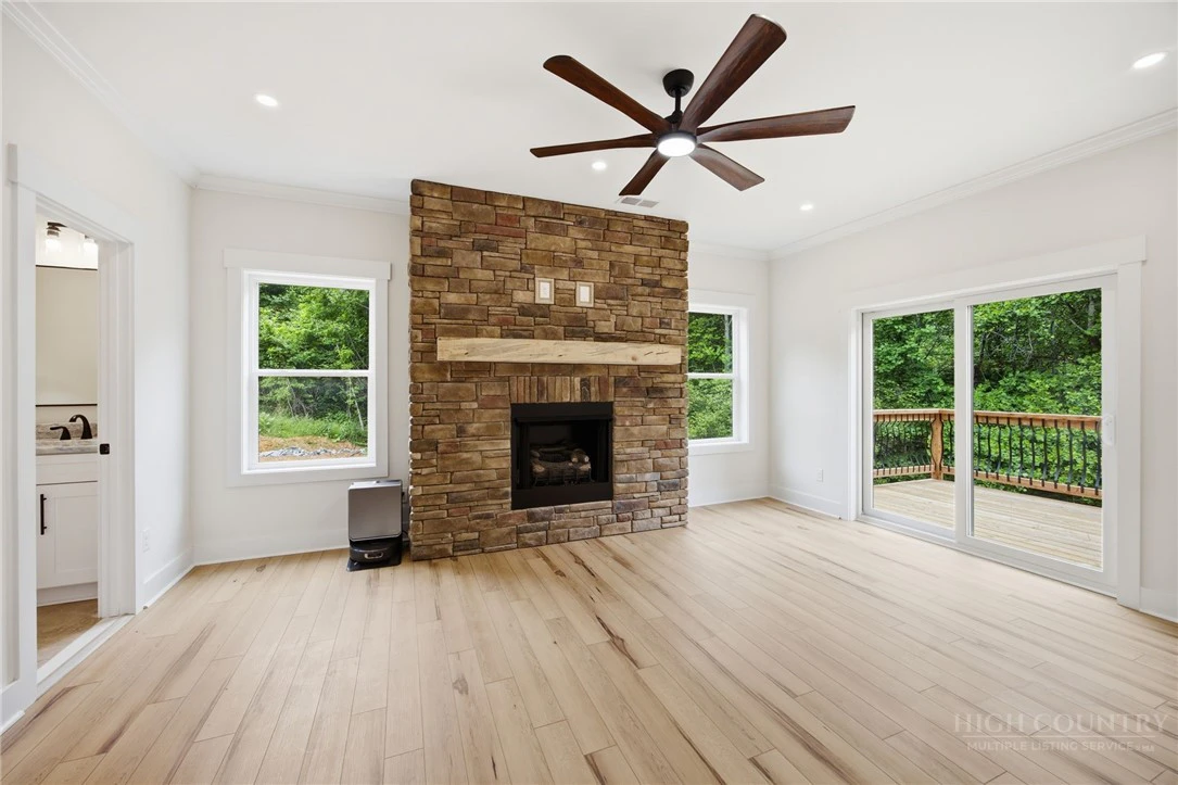 Image number 14 for the current listing