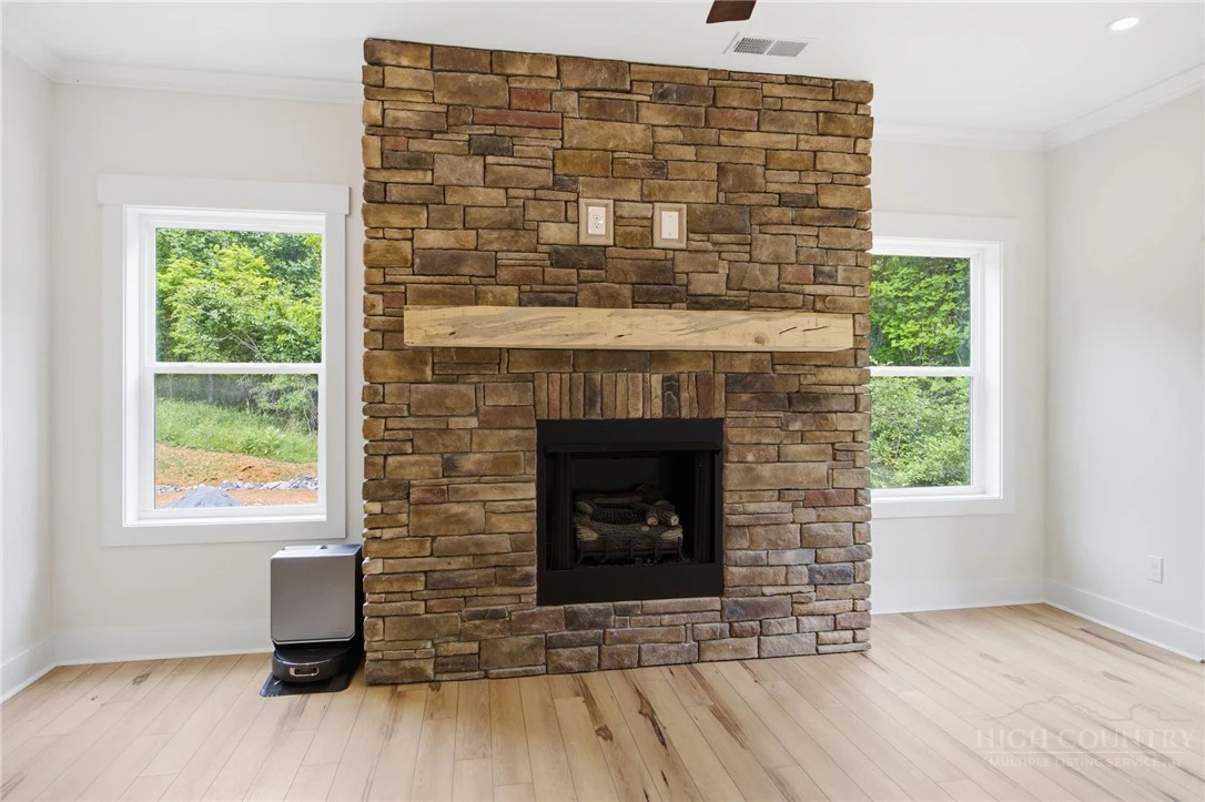 Image number 15 for the current listing