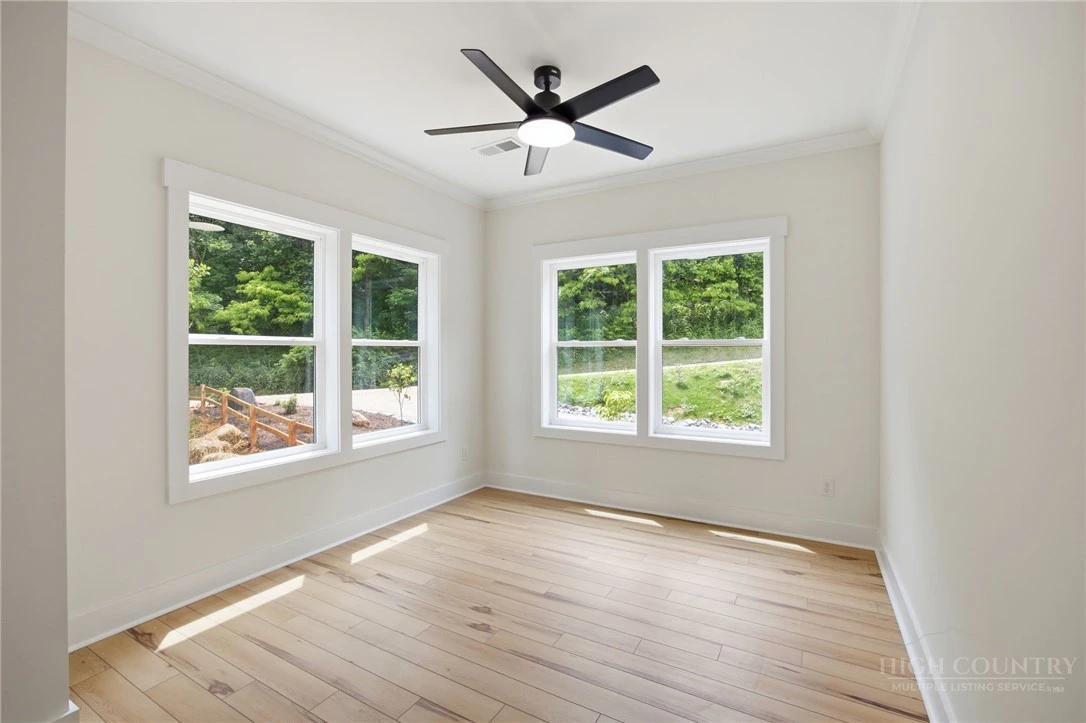 Image number 11 for the current listing