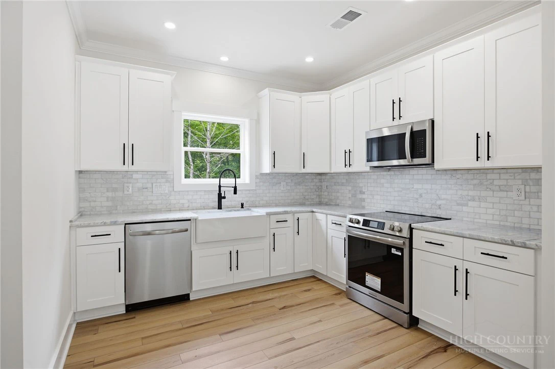 Image number 5 for the current listing