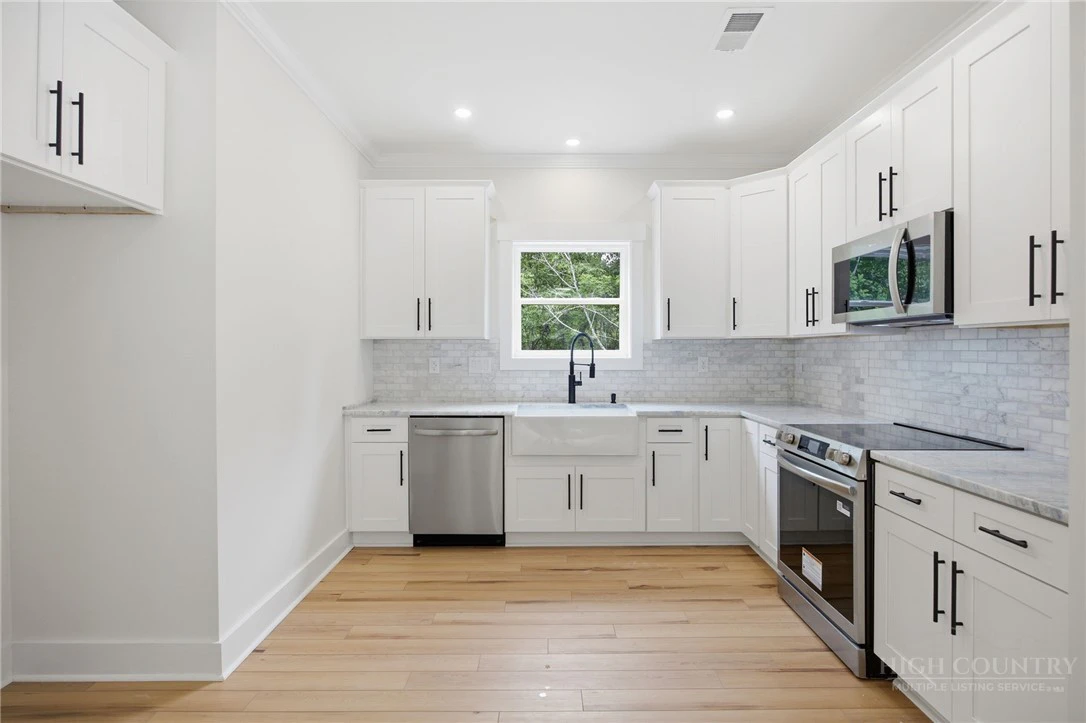 Image number 7 for the current listing