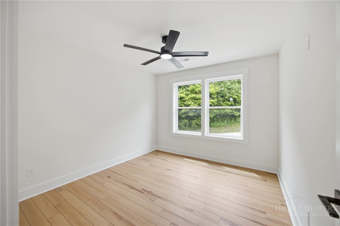 Image number 21 for the current listing