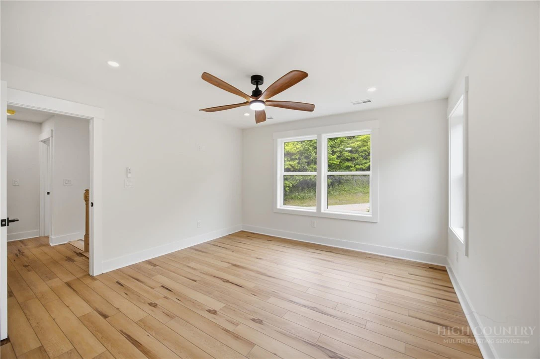 Image number 19 for the current listing