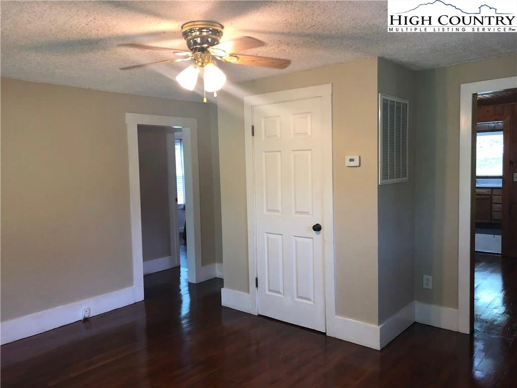 Image number 3 for the current listing
