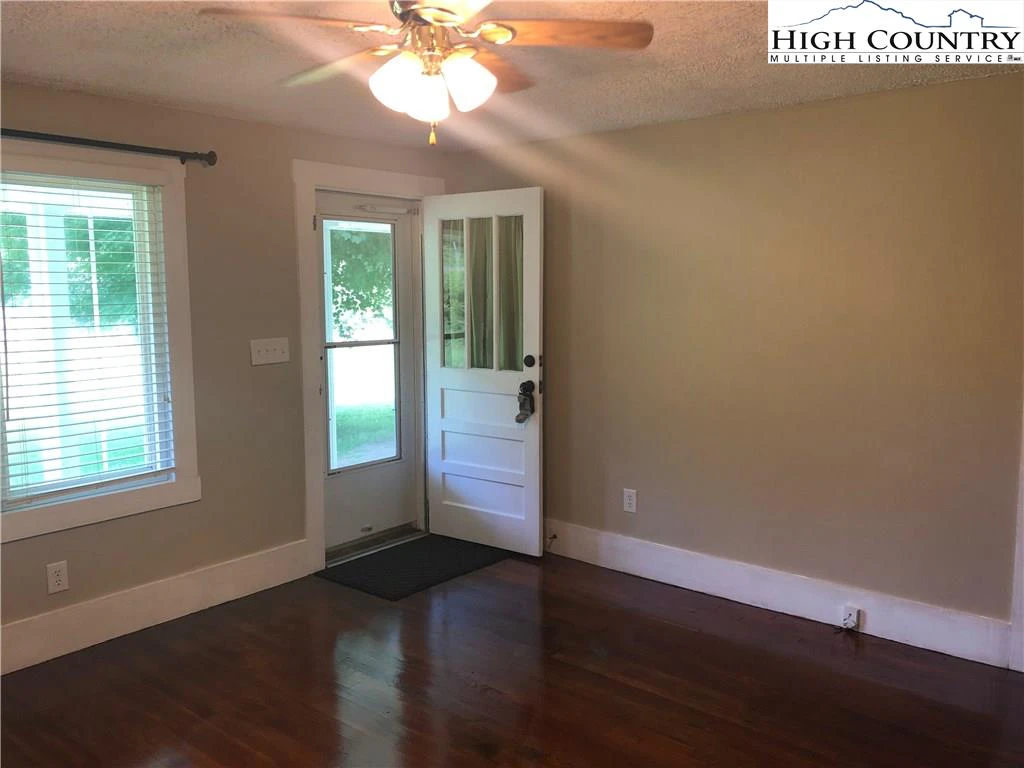 Image number 4 for the current listing