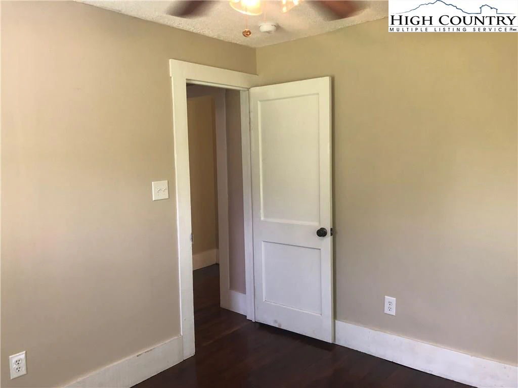 Image number 9 for the current listing
