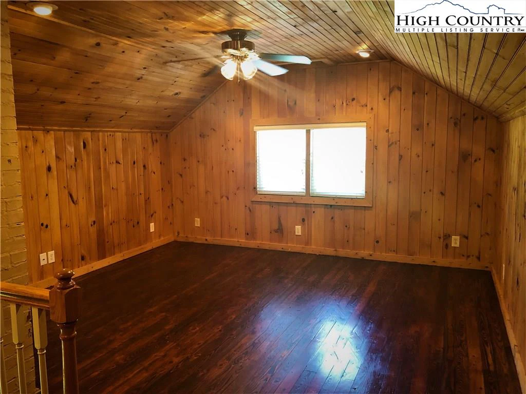 Image number 17 for the current listing