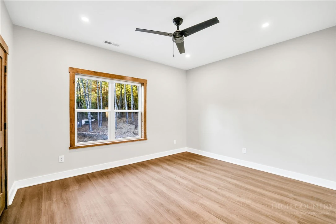 Image number 7 for the current listing