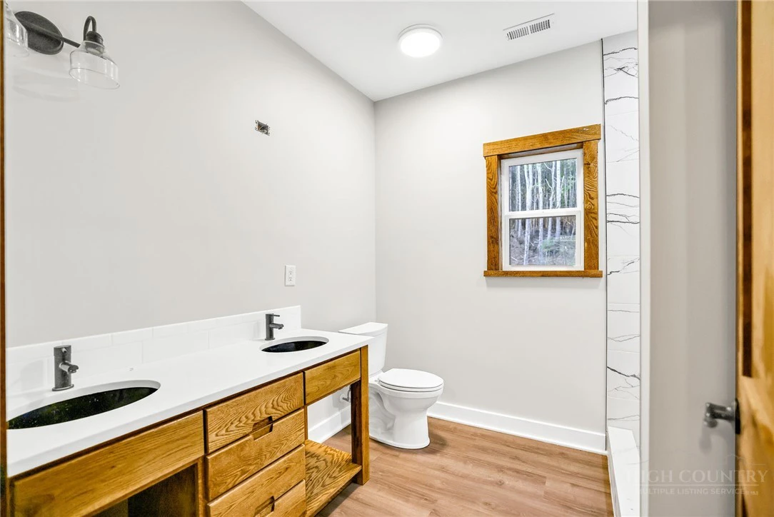 Image number 9 for the current listing
