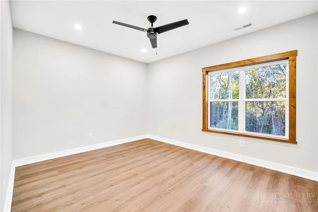 Image number 11 for the current listing