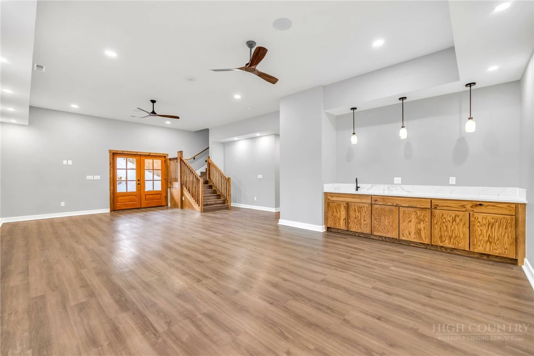 Image number 19 for the current listing