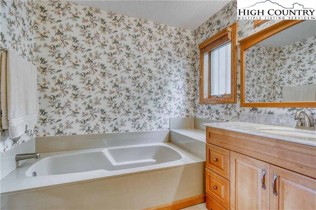 Image number 9 for the current listing