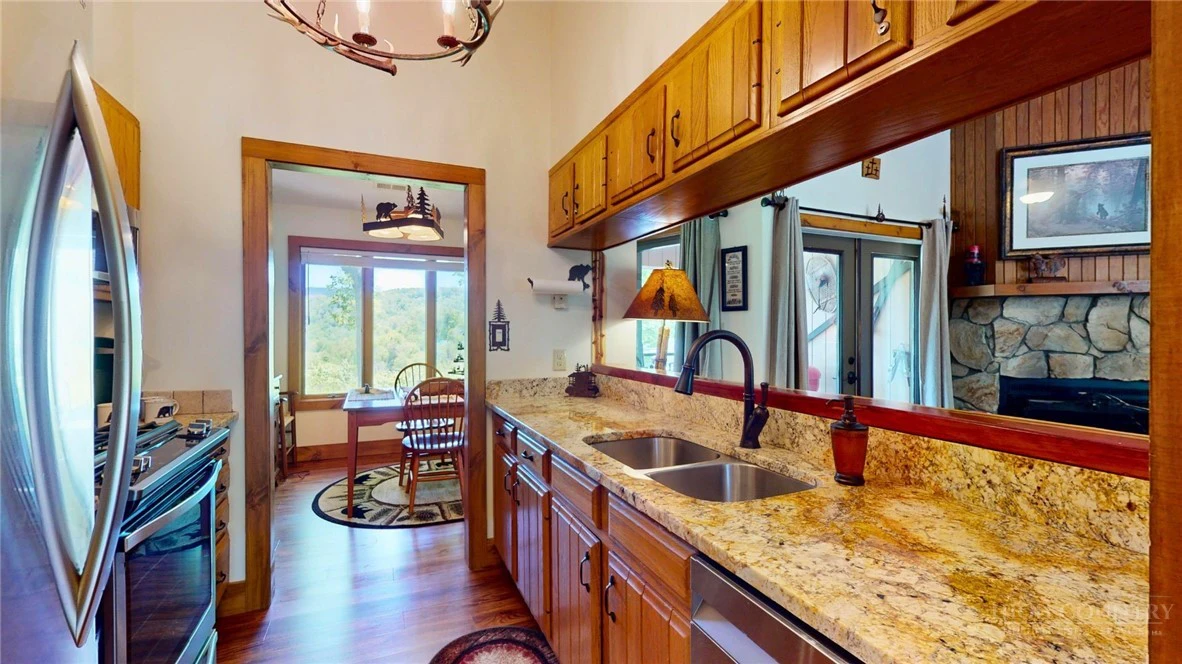 Image number 14 for the current listing