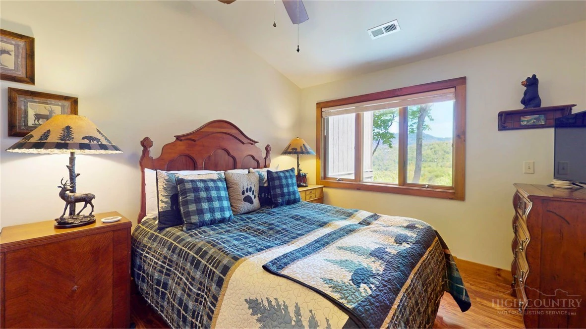 Image number 8 for the current listing