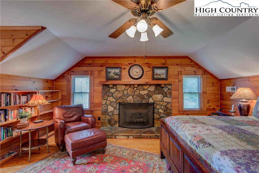 Image number 3 for the current listing