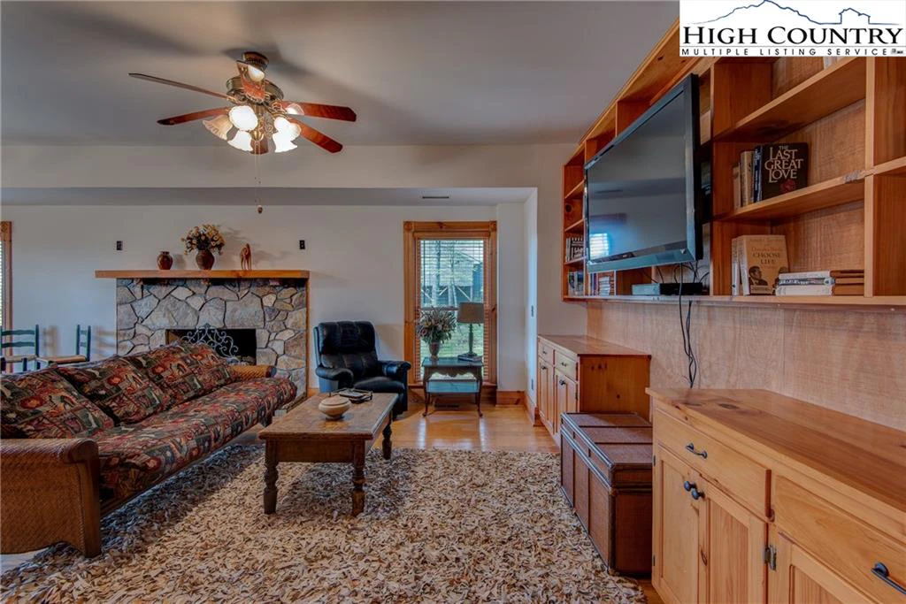Image number 8 for the current listing