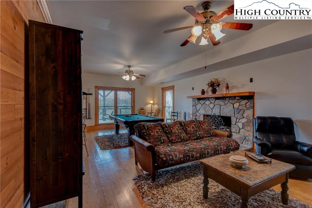 Image number 9 for the current listing