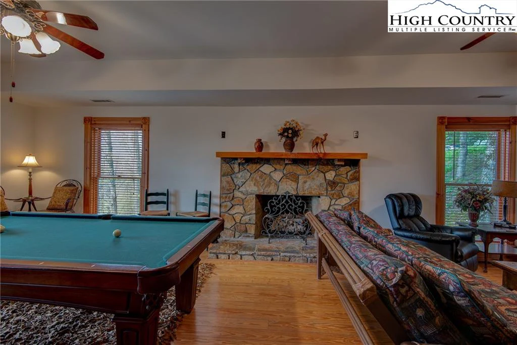 Image number 11 for the current listing