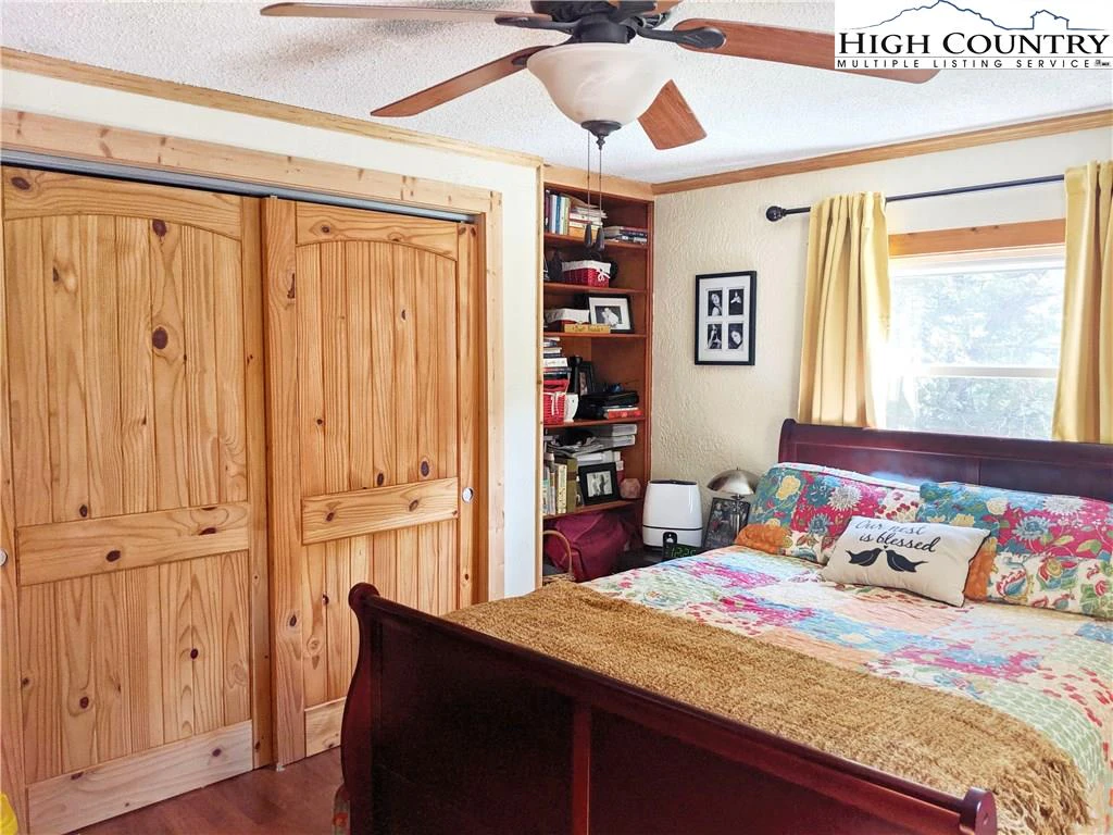 Image number 15 for the current listing