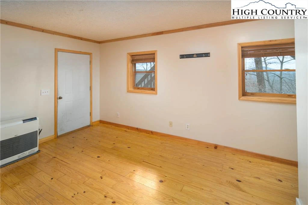 Image number 19 for the current listing