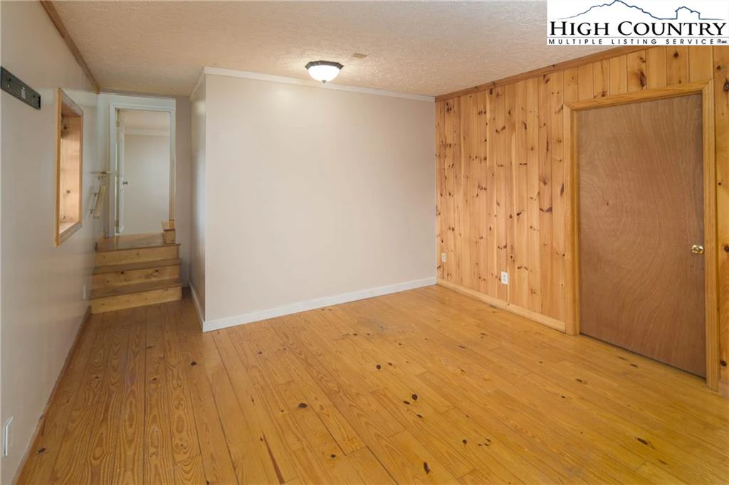Image number 18 for the current listing