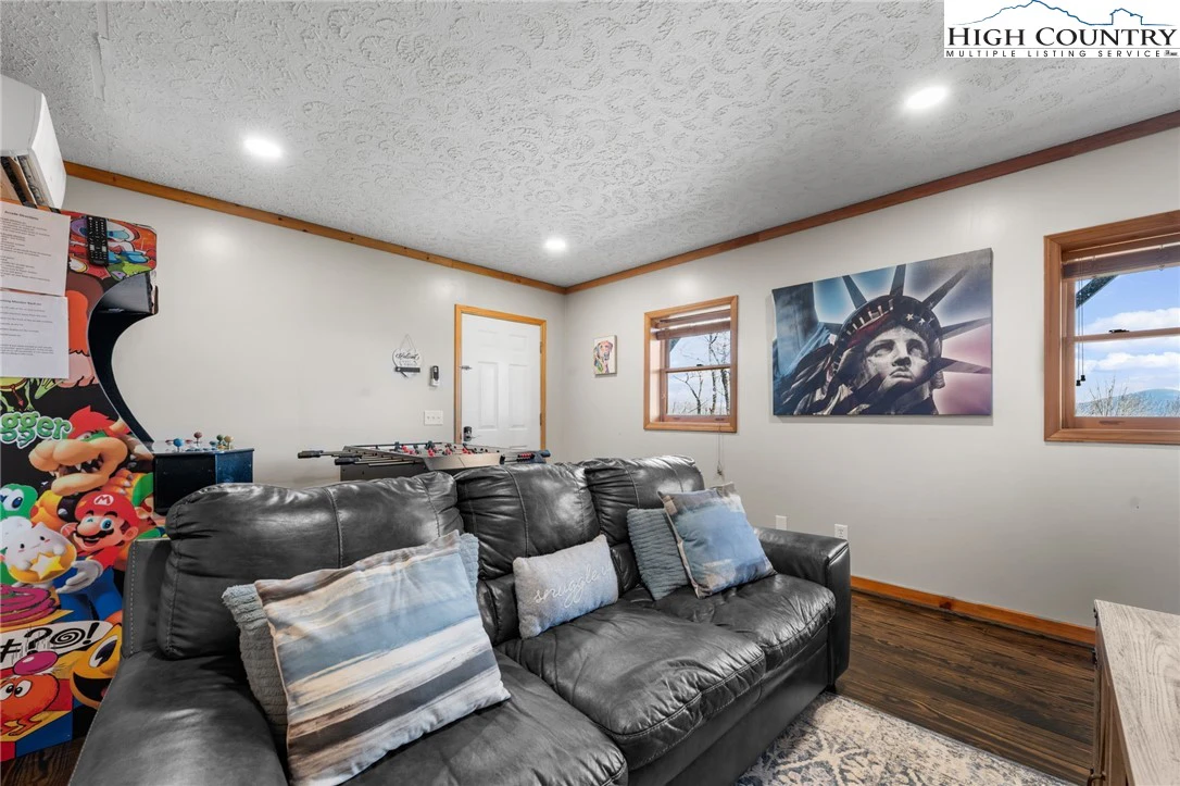 Image number 3 for the current listing