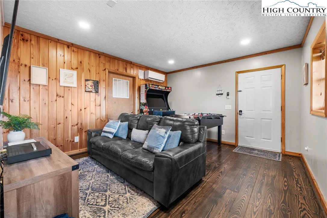Image number 4 for the current listing