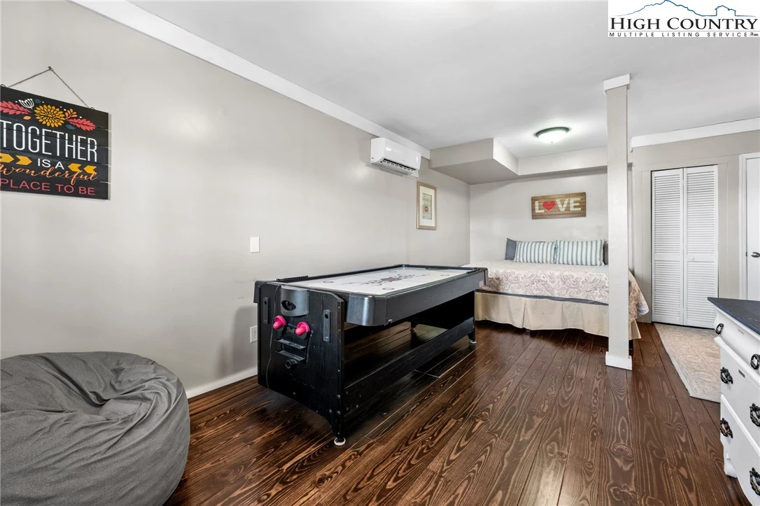 Image number 7 for the current listing
