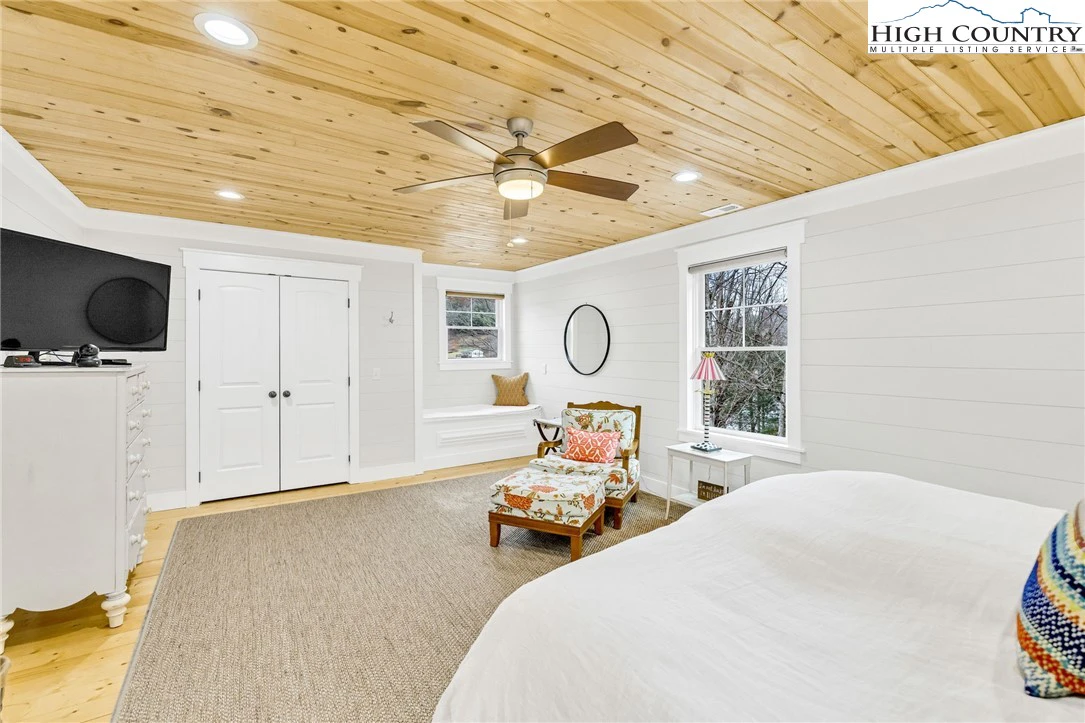 Image number 12 for the current listing