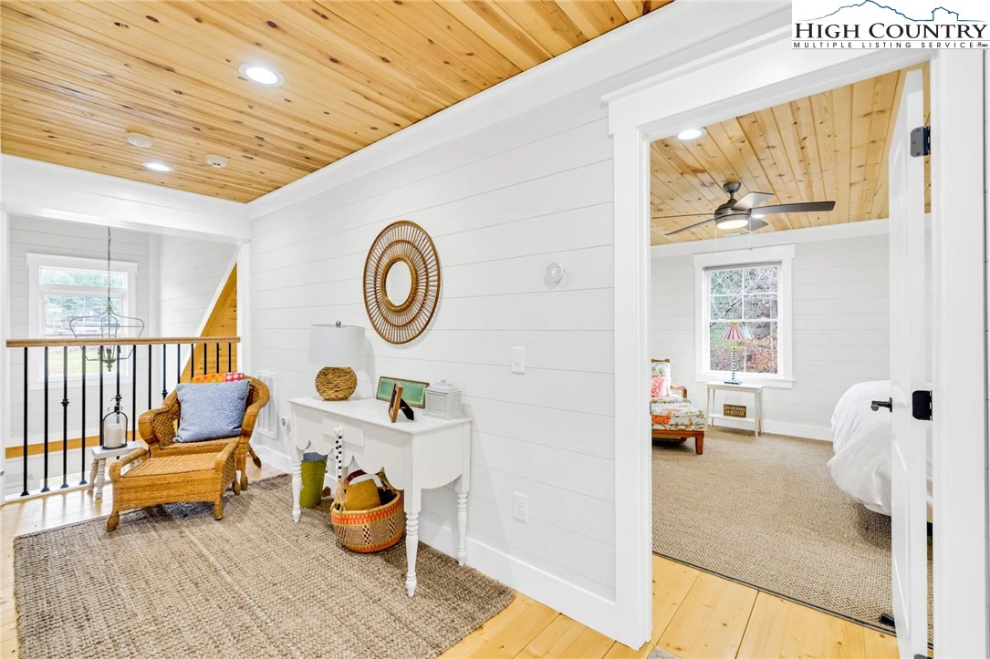 Image number 2 for the current listing