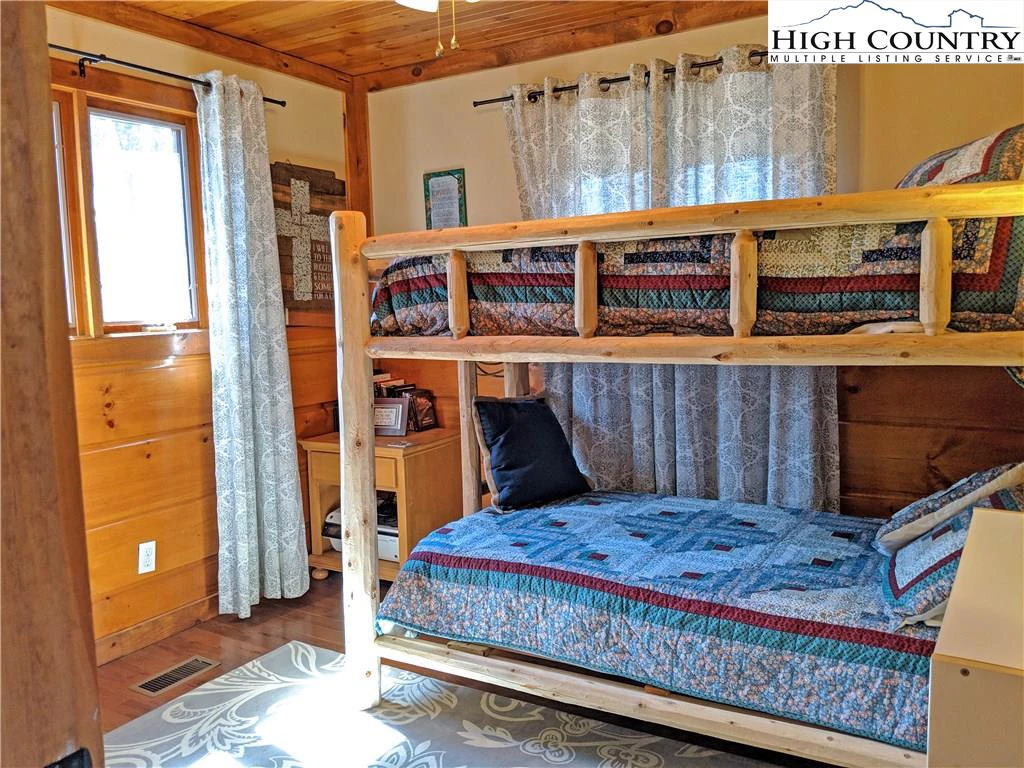 Image number 11 for the current listing