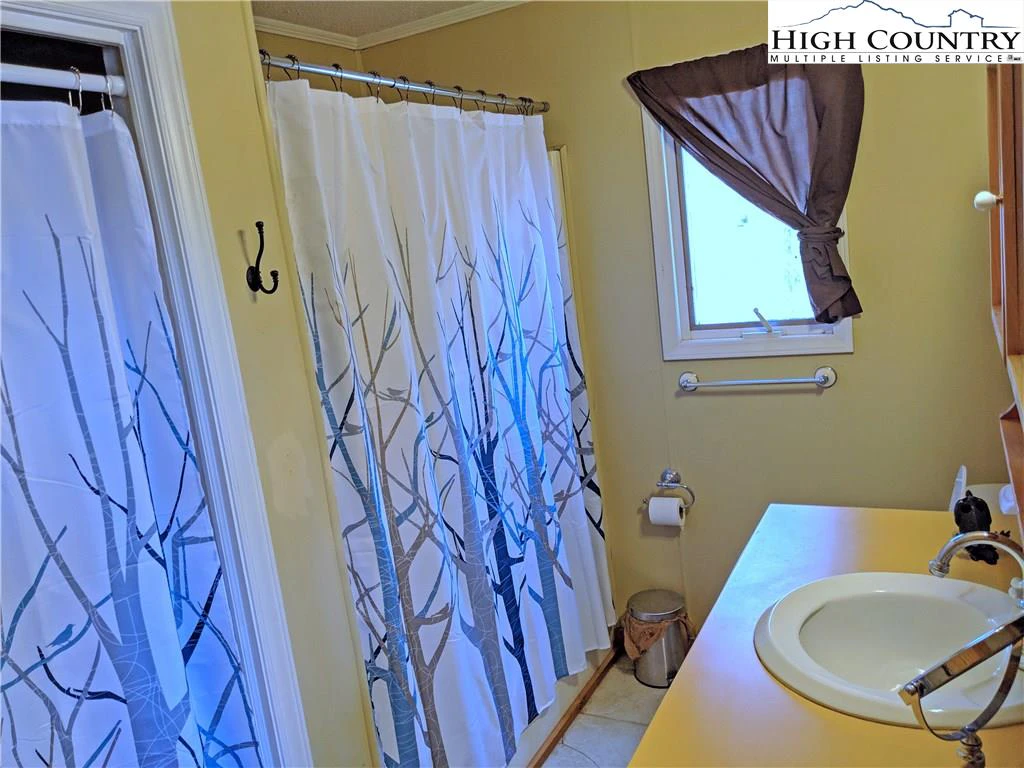 Image number 9 for the current listing
