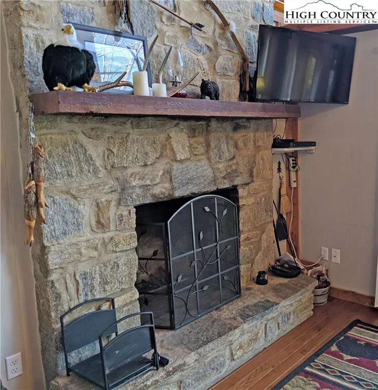 Image number 19 for the current listing