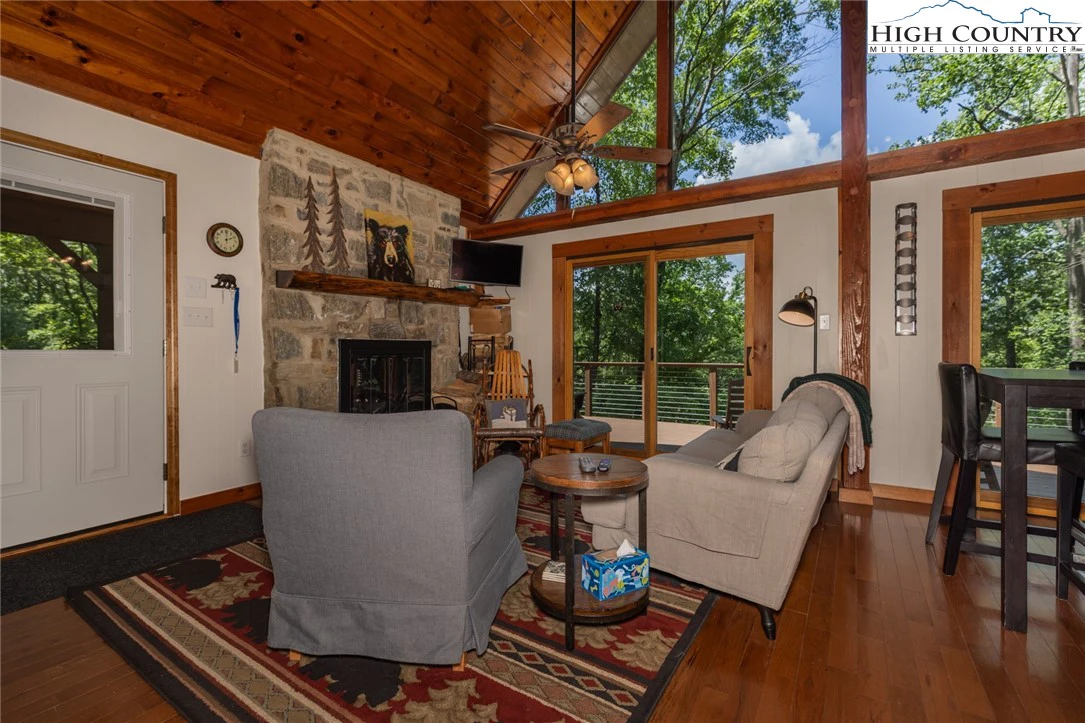 Image number 17 for the current listing
