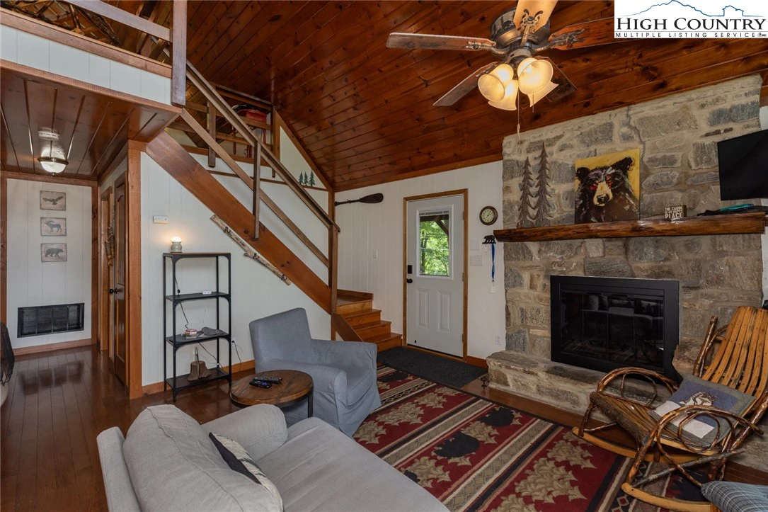 Image number 14 for the current listing
