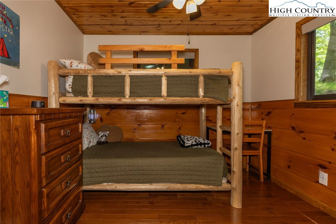 Image number 9 for the current listing